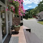 Chalet Zolota Pidkova & River