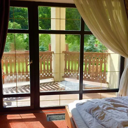 Zolota Pidkova & River Chalet Slavske