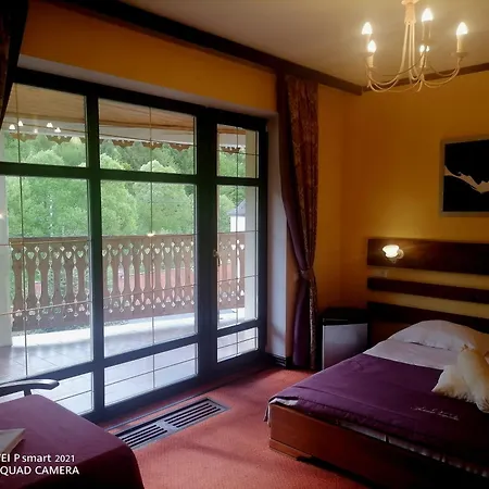 Zolota Pidkova & River Chalet Slavske