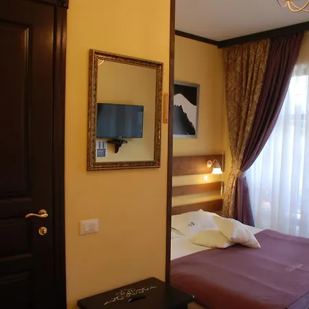 Zolota Pidkova & River 木屋 *